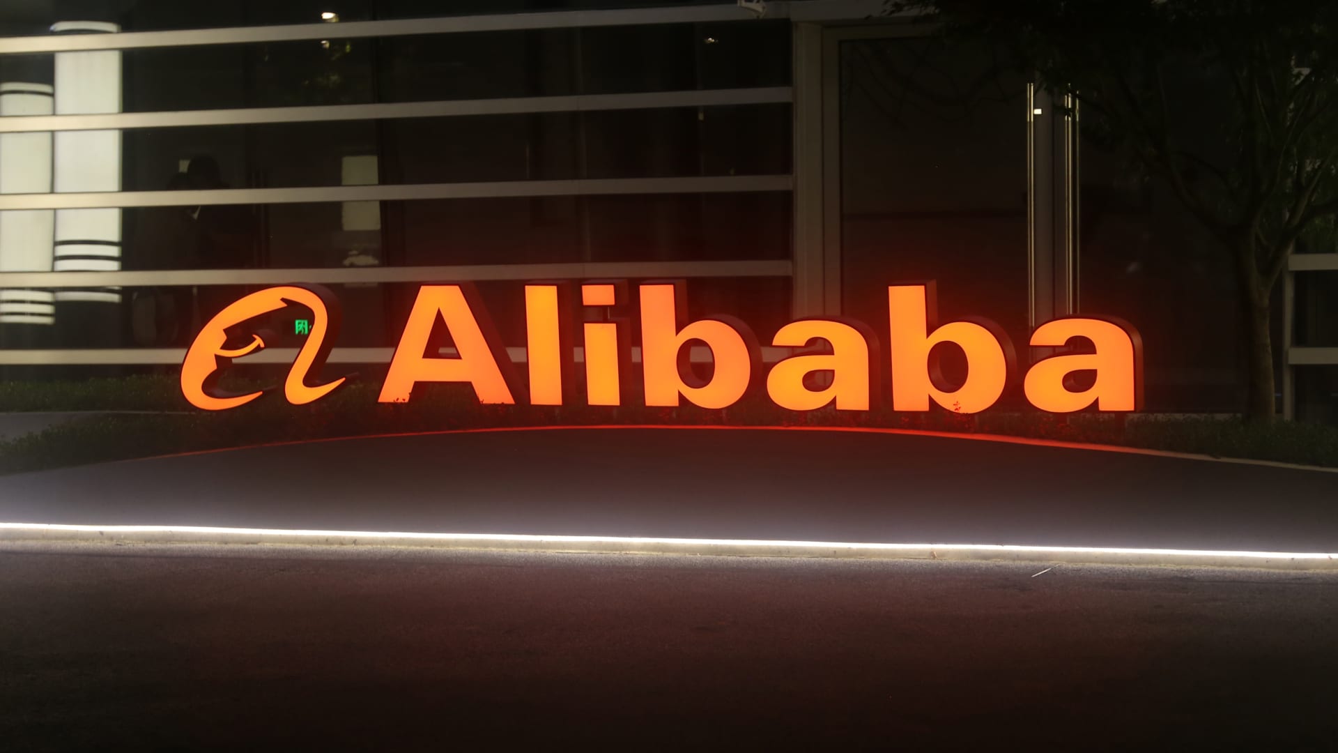 Alibaba capta US$ 10,2 bilhões para investir em IA e ações caem 10%