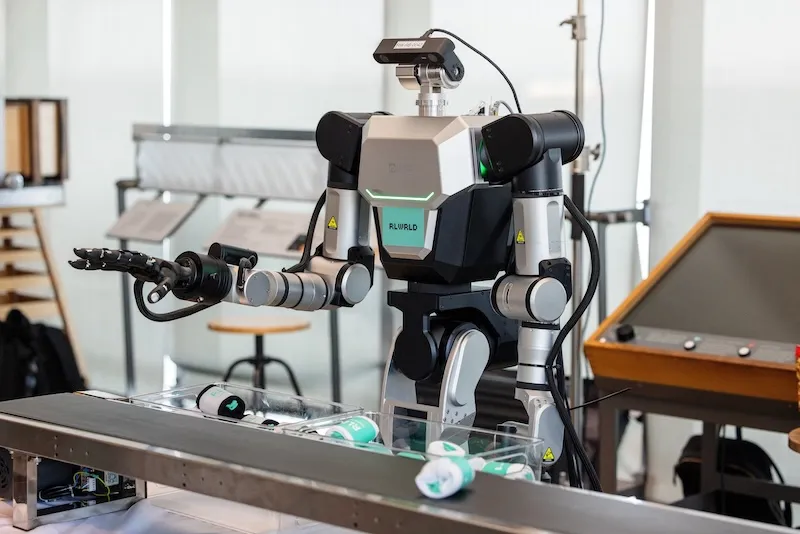 RLWRLD lança RLDX-1, modelo de IA focado em destreza para robôs humanoides