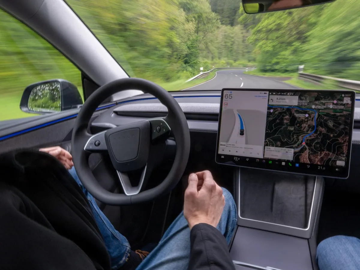 Tesla Model Y vs. Chevy Bolt: IA de condução autônoma em modelos acessíveis