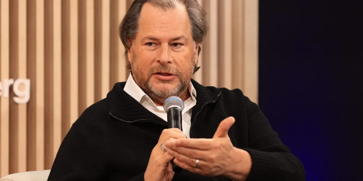 CEO da Salesforce diz que IA reduz vagas de engenharia, mas mantém foco em vendas