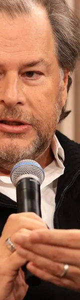CEO da Salesforce diz que IA reduz vagas de engenharia, mas mantém foco em vendas
