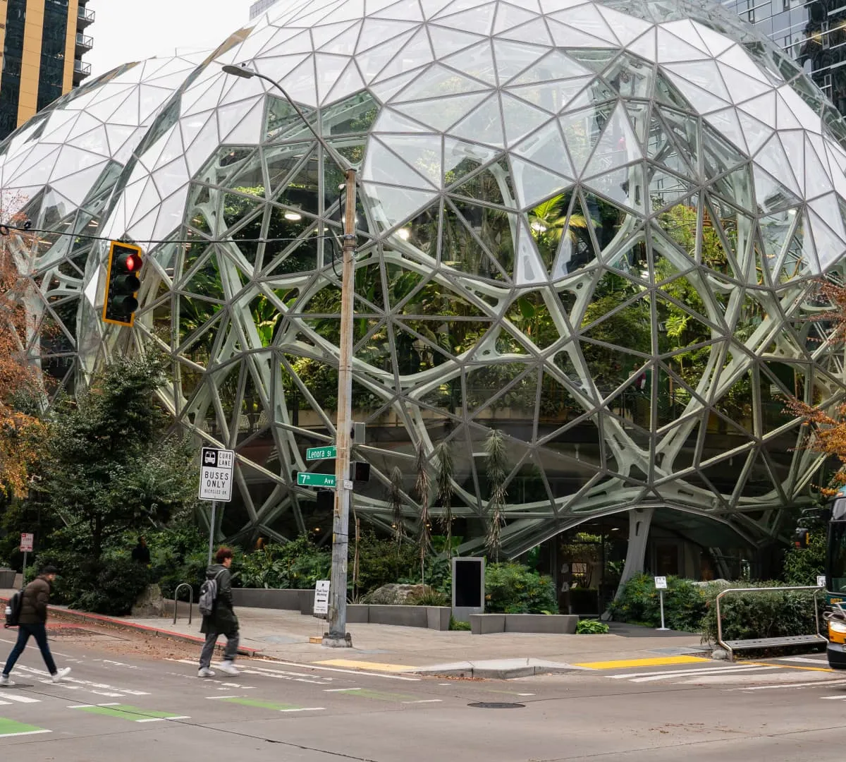 Engenheiros da Amazon criticam gastos bilionários em IA após demissões em massa