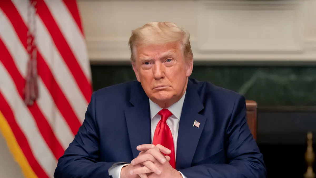 Trump revela acordo para Intel fabricar chips da Apple nos EUA e ações da fabricante disparam